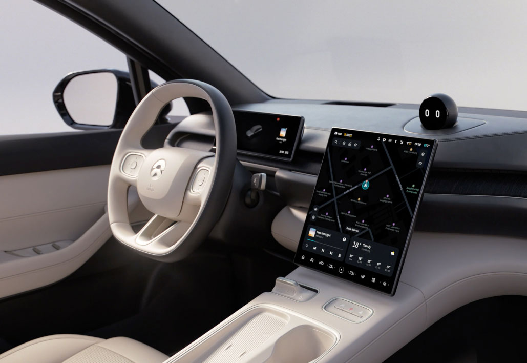 Den 12,8-tommers høyoppløste AMOLED-midtskjermen har en sentral plass i kupéen. Den 12,8-tommers høyoppløste AMOLED-midtskjermen har en sentral plass i kupéen.