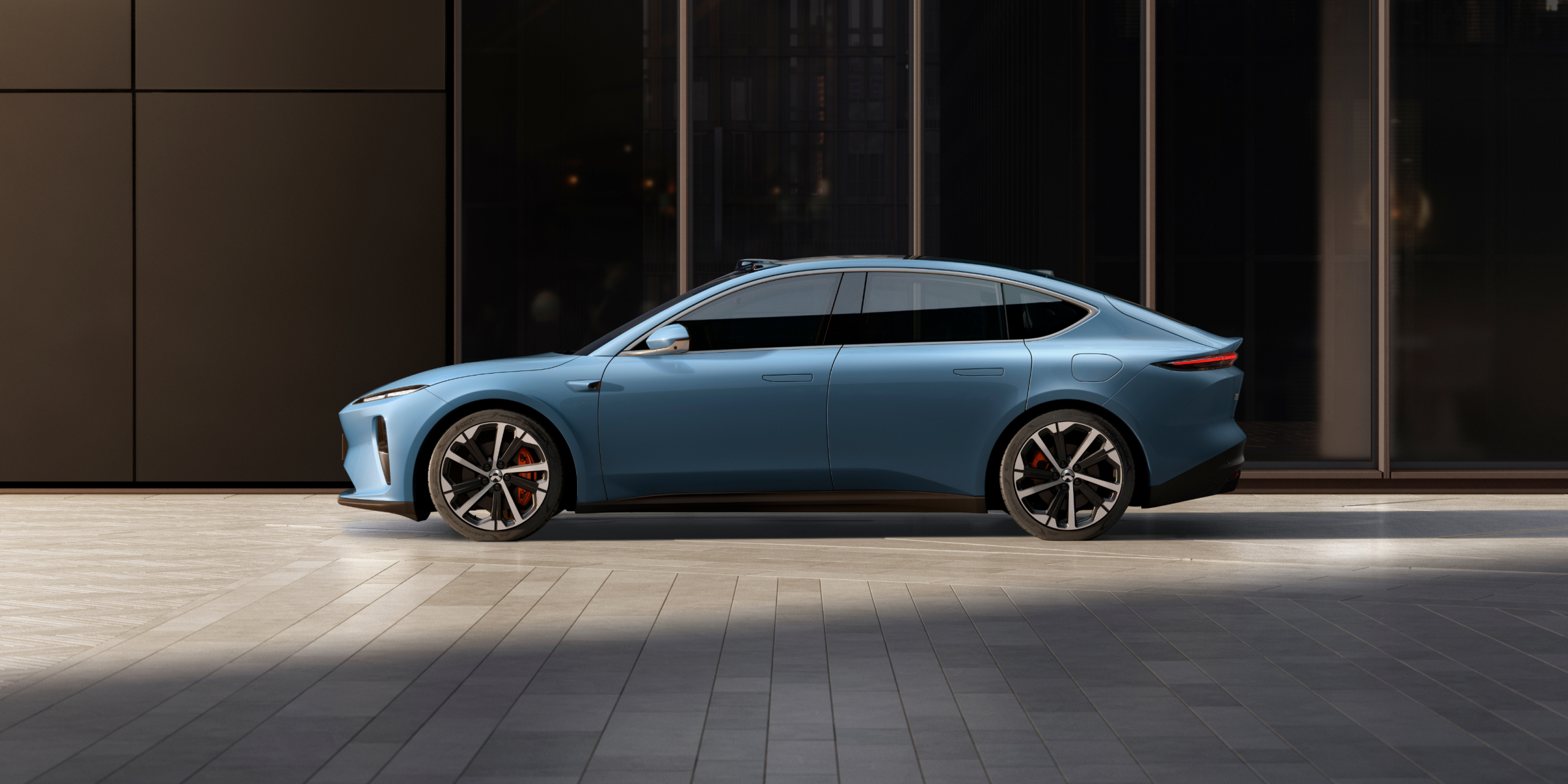 ET5 er en mellomstor elektrisk sedan som kombinerer superbil-ytelse med et vell av teknologier.NIO ET5: Energiforbruk i henhold til WLTP kombinert: 20,8-18,6 kWh / 100 km; kombinert CO2-utslipp: 0 g/km.