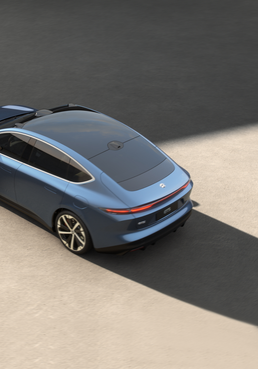 Strømlinjeformet taklinje hele veien til den fremtredende bakenden som ender i en iøynefallende spoiler.