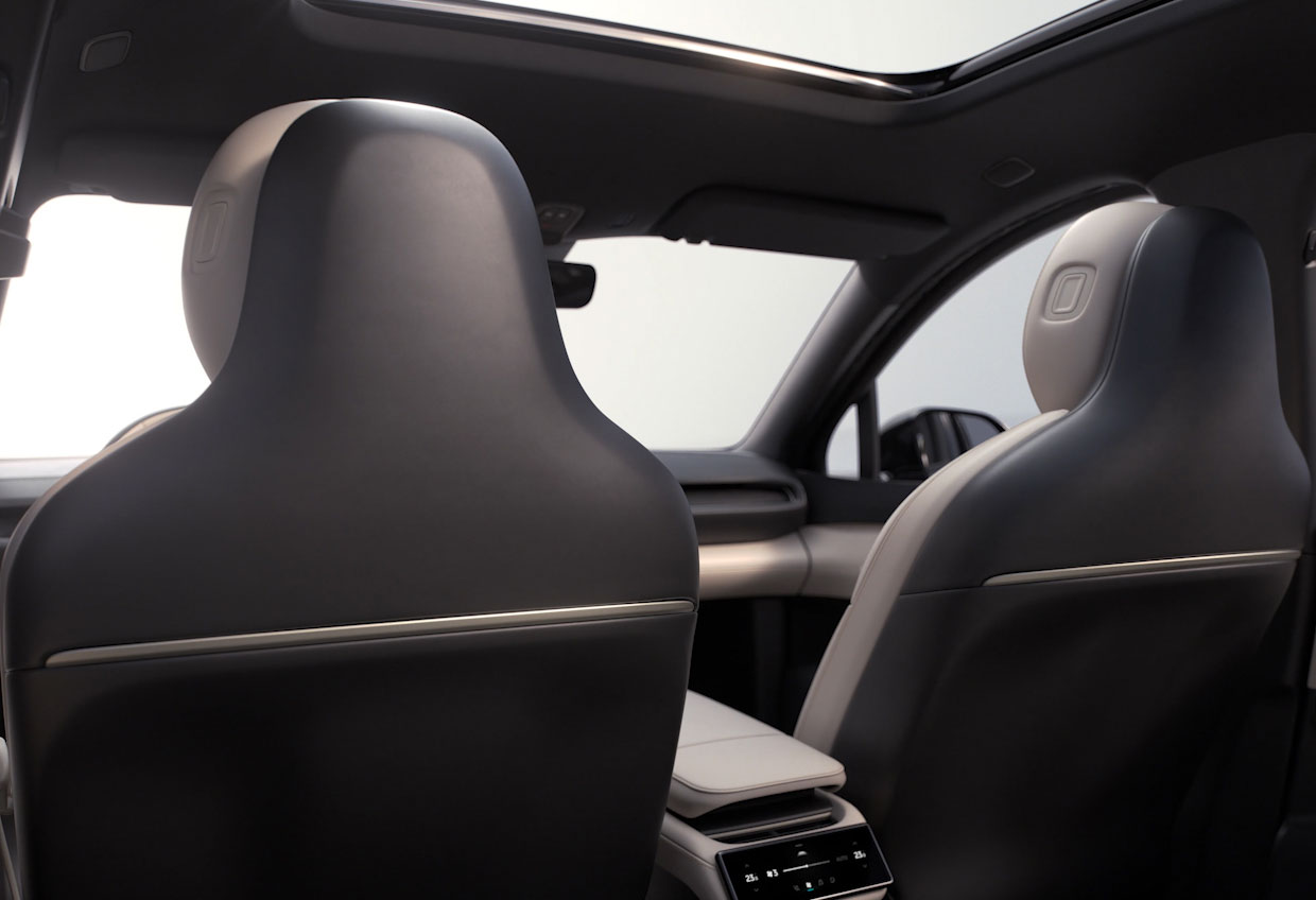 Tonet innredning Interiøret med metalliske effekter og fine satinstrukturer understreker den sofistikerte følelsen i kupeen. Materialene er miljøvennlige og har en fantastisk kvalitet. Tonet innredning Interiøret med metalliske effekter og fine satinstrukturer understreker den sofistikerte følelsen i kupeen. Materialene er miljøvennlige og har en fantastisk kvalitet.