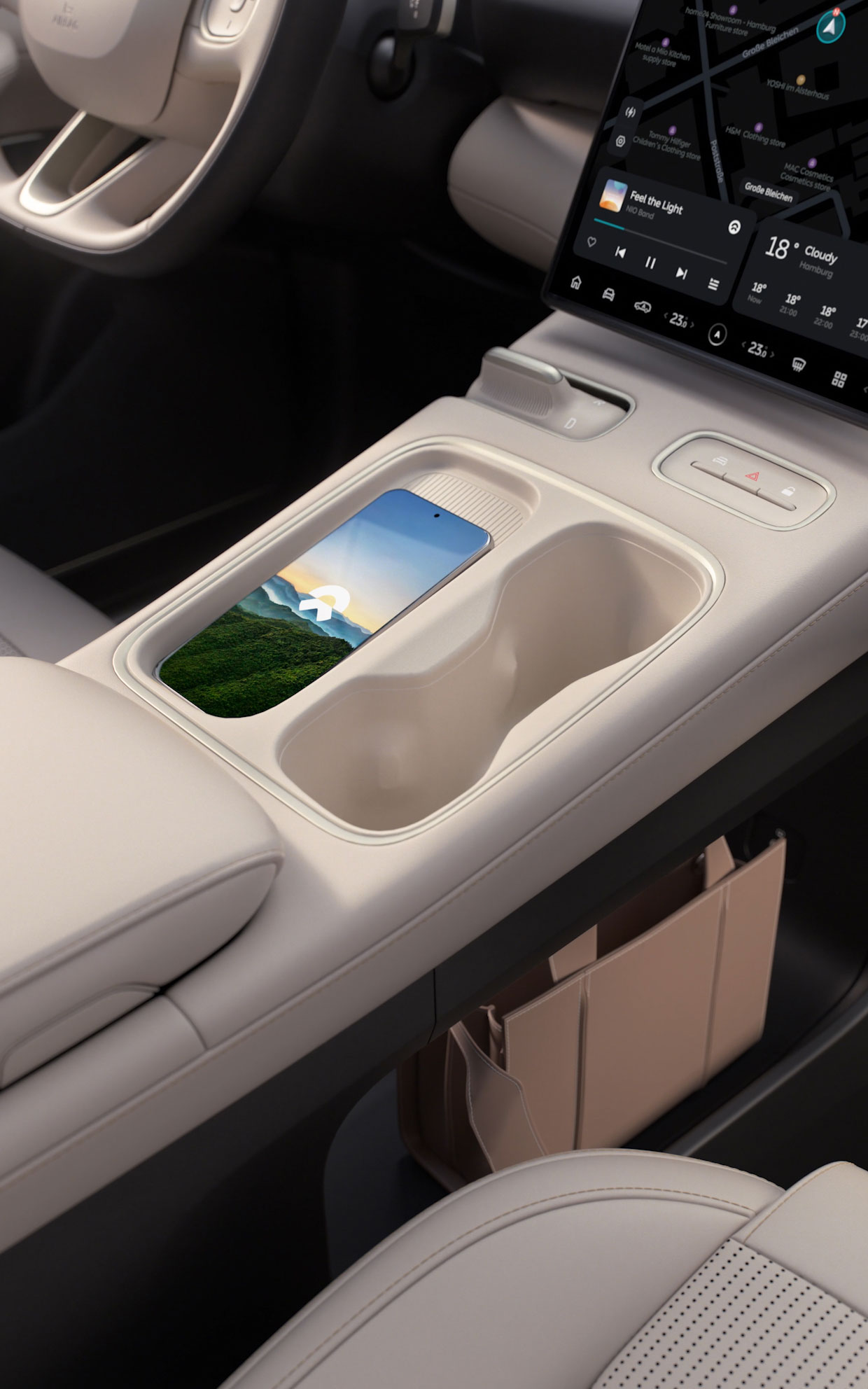 Trådløs lading Små detaljer betyr mye for daglig komfort. Med en trådløs ladeplate på 40 W ved siden av føreren kan du lade mobile enheter mens du er på farten. Trådløs lading Små detaljer betyr mye for daglig komfort. Med en trådløs ladeplate på 40 W ved siden av føreren kan du lade mobile enheter mens du er på farten.